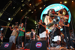 Музыкальный коллектив из США (новоорлеанский джаз/фанк) выступают на 16-м международном музыкальном фестивале Koktebel Jazz Party