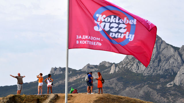 Флаг с эмблемой ежегодного международного джазового фестиваля Koktebel Jazz Party в Коктебеле