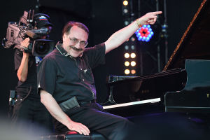 Джазовый пианист Даниил Крамер выступает на Международном музыкальном фестивале Koktebel Jazz Party – 2020 в Крыму