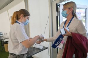 Проверка температуры у журналиста на открытии Международного джазового фестиваля Koktebel Jazz Party - 2021 в Крыму
