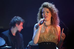  Певица Екатерина Готлиб (Шемякина) и участники музыкального коллектива Sasha's Bloc выступают на открытии Международного джазового фестиваля Koktebel Jazz Party - 2021 в Крыму