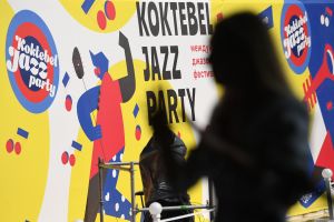 Певица и лидер группы All See Band Ольга Синяева во время проверки звука, настройки звукового оборудования (Саундчекинг) на Международном джазовом фестивале Koktebel Jazz Party - 2021 в Крыму