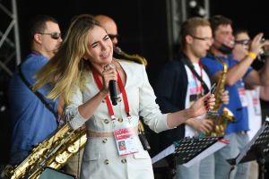 Певица и лидер группы All See Band Ольга Синяева во время проверки звука, настройки звукового оборудования (Саундчекинг) на Международном джазовом фестивале Koktebel Jazz Party - 2021 в Крыму