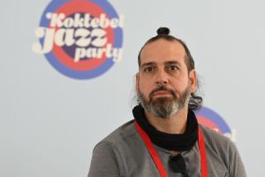 Музыкант Йоель Гонсалес-Портилья на пресс-конференции биг-бенда Георгия Гараняна под управлением Ильи Филиппова при участии Yoel Gonzalez PORTILLA и Сергея Головни в рамках Международного джазового фестиваля Koktebel Jazz Party - 2021 в Крыму