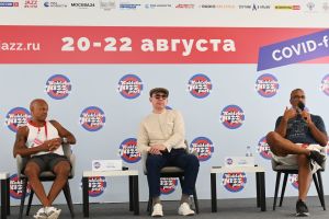 Джазовые музыканты Марк Уитфилд, пианист Яков Окунь и Крэйг Хэнди на пресс-конференции коллектива "International Jazz Ensemble" Якова Окуня в рамках Международного джазового фестиваля Koktebel Jazz Party - 2021 в Крыму