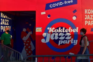 Вход у главной сцены на Международном джазовом фестивале Koktebel Jazz Party - 2021 в Крыму