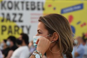  Зрительница на концерте с участием биг-бенда Георгия Гараняна, Йоеля Гонсалеса-Портильи, Сергея Головни под управлением Ильи Филиппова на Международном джазовом фестивале Koktebel Jazz Party - 2021 в Крыму