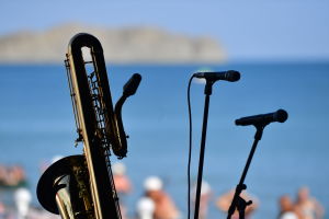 Микрофоны и саксофон на сцене перед концертом на международном музыкальном фестивале Koktebel Jazz Party-2021