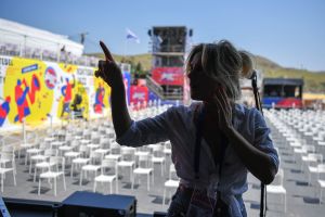 Вокалистка группы "Чиж & Co" Марина Шалагаева во время саундчека перед концертом на международном музыкальном фестивале Koktebel Jazz Party-2021