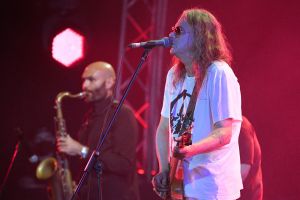 Музыкант группы "Чиж & Co" выступает на международном музыкальном фестивале Koktebel Jazz Party-2021