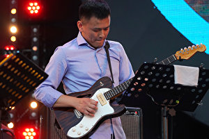Участник китайской группы Sedar Band выступает на 16-м международном музыкальном фестивале Koktebel Jazz Party