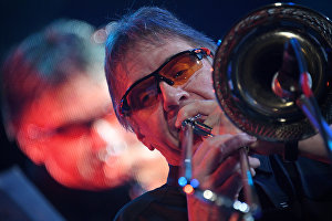 Музыкант-тромбонист Конрад Хервиг во время выступления на 16-м международном музыкальном фестивале Koktebel Jazz Party
