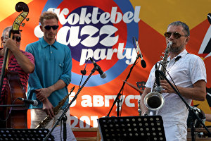 Саксофонист Герман Лукьянов (справа) выступает на Волошинской сцене на 16-м международном музыкальном фестивале Koktebel Jazz Party