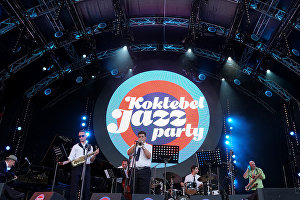 Участники коллектива Ваагна Айрапетяна (Армения) выступают на 16-м международном музыкальном фестивале Koktebel Jazz Party