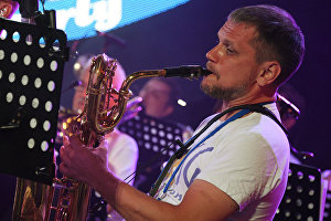 Музыкант выступает во время All Stars KJP Jam при участии биг-бэнда под управлением Сергея Головни на 16-м международном музыкальном фестивале Koktebel Jazz Party