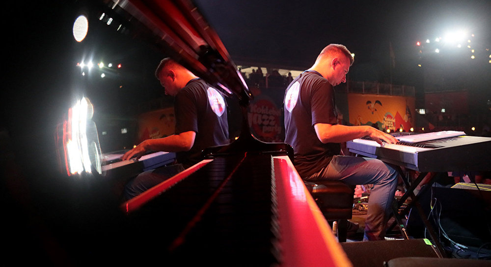 Пианист Олег Стариков во время выступления на 17-м международном музыкальном фестивале Koktebel Jazz Party