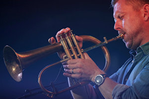 Музыкант Нильс Вюлькер выступает на фестивале Koktebel Jazz Party