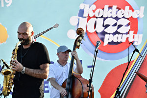 Джазовый музыкант, основатель оркестра SG BIG BAND Сергей Головня (слева) во время выступления на 17-м международном музыкальном фестивале Koktebel Jazz Party