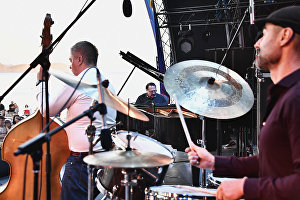 Джазовый пианист Даниил Крамер (в центре) выступает на 17-м международном музыкальном фестивале Koktebel Jazz Party